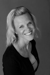 Lindsey-Fisher-Headshot-Grey-3